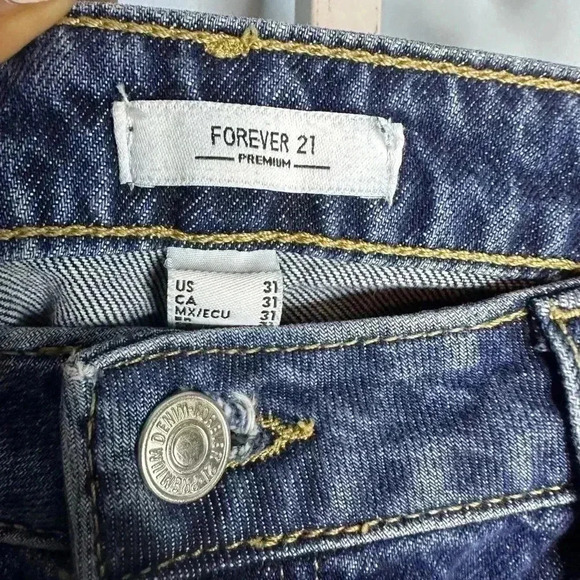 ❤️NWT Forever 21 Women's Blue Denim Premium Cut Off Shorts Size 31 - Picture 3 of 4
